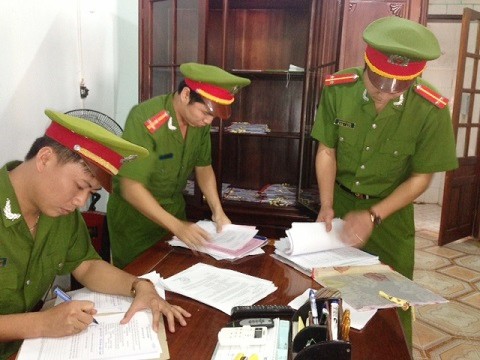 Cơ quan công an thực hiện lệnh khám xét nơi ở, nơi làm việc của Nguyễn Văn Bổng.