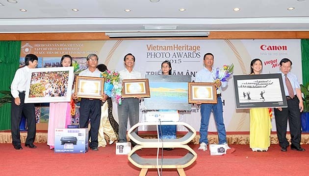 Đại diện ban tổ chức trao giải thưởng thể loại ảnh đơn cho các tác giả tham gia nội dung "Bình Thuận - Hội tụ xanh".