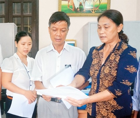 Bà Nguyễn Thị Hương (người ngoài cùng bên phải) cùng các đồng nghiệp.