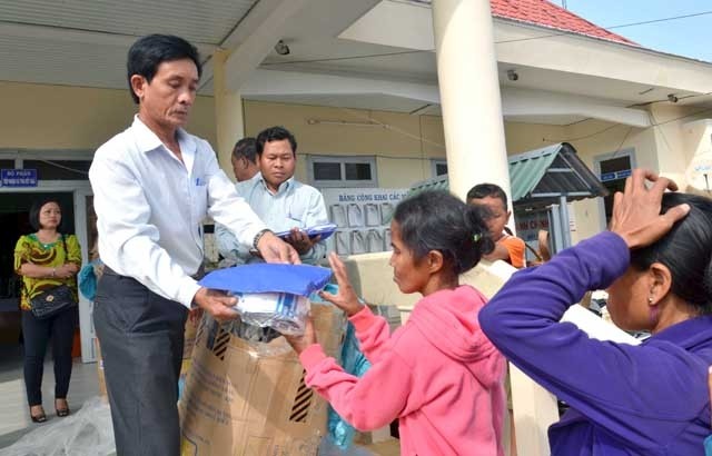 Đại diện xã Đông Giang trao quà tặng các hộ nghèo.