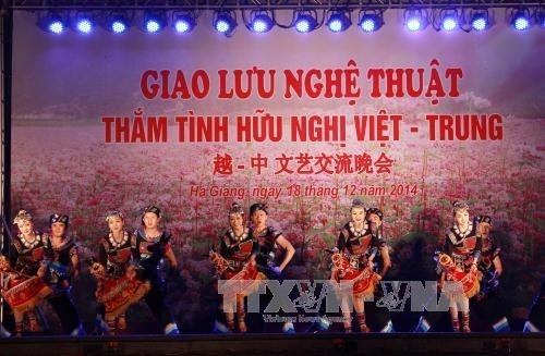 Đoàn nghệ thuật Vân Nam trong chuyến biểu diễn giao lưu ở Hà Giang năm 2014.