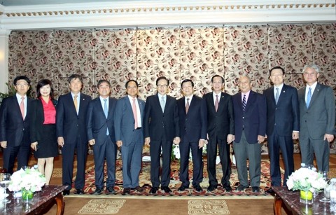 Chủ tịch nước Trương Tấn Sang cùng cựu Tổng thống Hàn Quốc Li Miêng Pắc và các đại biểu. Ảnh: THANH VŨ (TTXVN)