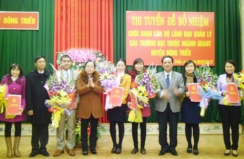 Trao quyết định cho các thí sinh trúng tuyển lãnh đạo, quản lý các trường học ở Đông Triều (Quảng Ninh).