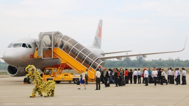 Lãnh đạo tỉnh TT-Huế và các ban, ngành trong tỉnh đón hành khách trên chuyến bay Jetstar Pacific đầu tiên từ Đà lạt đến Huế.
