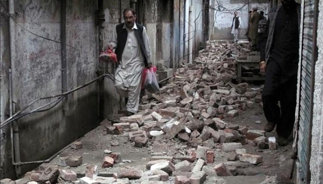 Đống đổ nát của một ngôi nhà sau trận động đất ngày 26-10-2015 tại Pakistan. (Ảnh: Reuters).
