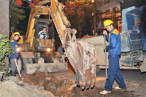 Công nhân Công ty thoát nước Hà Nội thi công hệ thống cống thoát nước trên phố Bà Triệu. Ảnh: THU HÀ