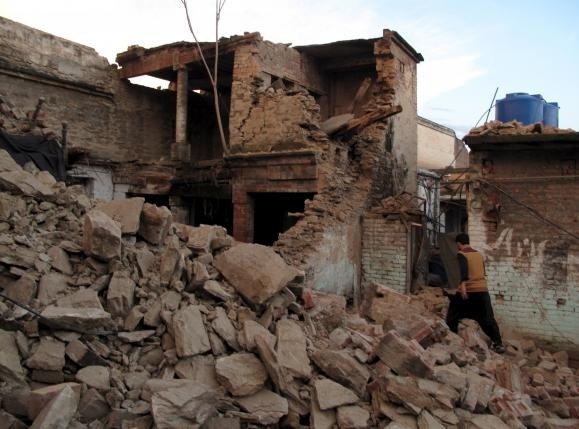 Đống đổ nát của một ngôi nhà sau trận động đất mạnh 7,5 độ richter tại Pakistan, ngày 26-10-2015. (Ảnh: Reuters)