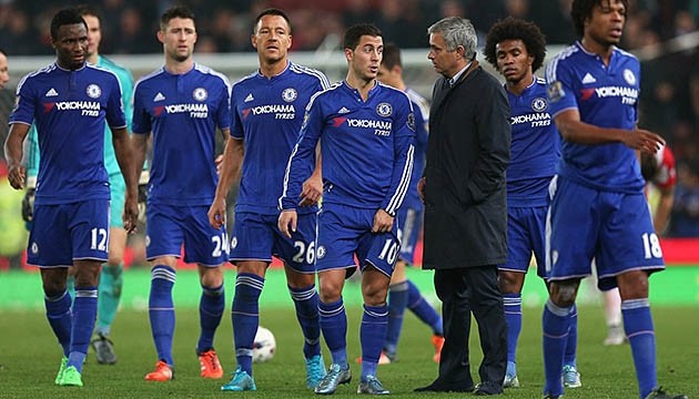 Nỗi thất vọng của thầy trò HLV Mourinho sau trận đấu. (ảnh: Reuters)