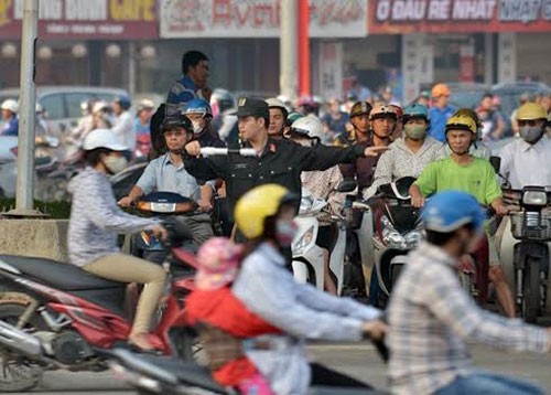 Phân luồng giao thông tại Hà Nội. Ảnh: DUY LINH