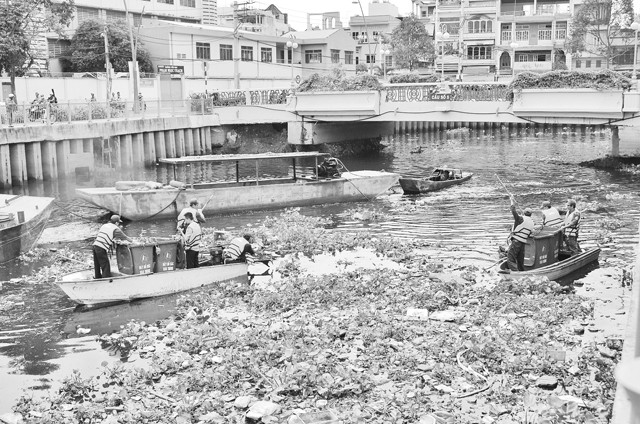 Công nhân xí nghiệp 3 - Cienco vớt rác trên kênh Nhiêu Lộc - Thị Nghè, TP Hồ Chí Minh. Ảnh: XUÂN MAI