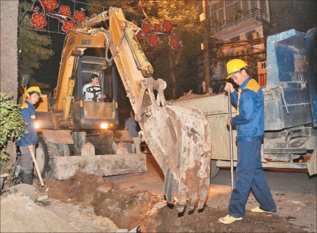 Công nhân Công ty thoát nước Hà Nội thi công hệ thống cống thoát nước trên phố Bà Triệu.