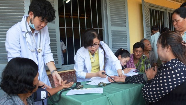 Bác sĩ Việt Nam khám bệnh cho bà con Việt kiều và người dân nghèo Campuchia.