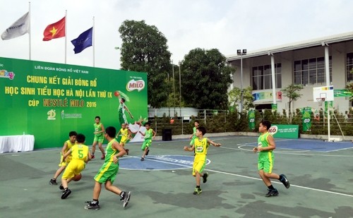Trận khai mạc Vòng chung kết Giải bóng rổ học sinh tiểu học Hà Nội sáng 31-10.