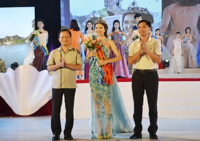 Thí sinh Vũ Thị Vân Anh đăng quang cuộc thi Người đẹp Hạ Long 2016.