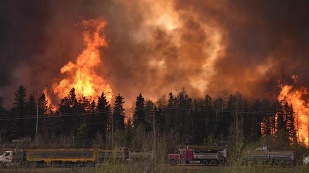 Ngọn lửa cháy dữ dội dọc theo quốc lộ 63, tại thành phố McMurray, tỉnh Alberta, Canada, ngày 3-5-2016. (Ảnh: Reuters)