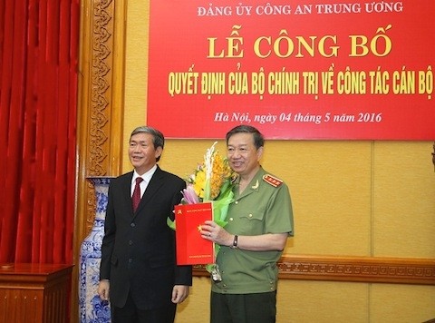 Đồng chí Đinh Thế Huynh, Thường trực Ban Bí thư Trung ương Đảng trao Quyết định và chúc mừng Bộ trưởng Tô Lâm.