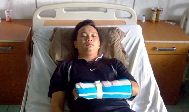 Kiểm lâm viên Đào Đình Nguyên đang điều trị tại Bệnh viện Đa khoa tỉnh Đác Nông.