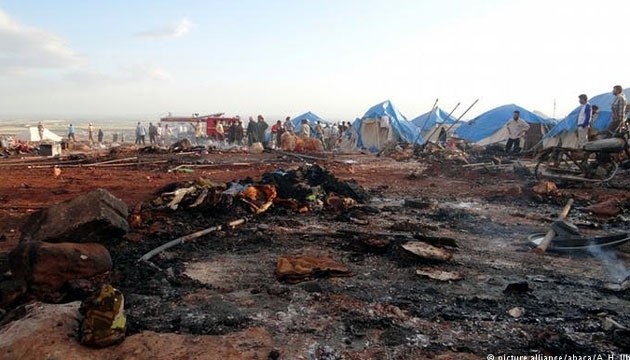 Khu trại tị nạn của người Syria tại tỉnh Idlib sau cuộc không kích ngày 5-5. (Ảnh: DW).
