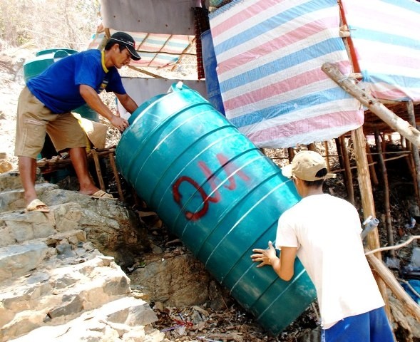 Chính quyền Cà Mau hỗ trợ bồn và nước sinh hoạt miễn phí cho người dân.