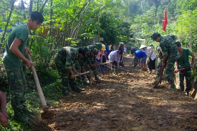 Cán bộ, chiến sĩ Trung đoàn 98, Đoàn B16 (Quân khu 2) tham gia xây dựng nông thôn mới tại xã Ngọc Quan, huyện Đoan Hùng (Phú Thọ).