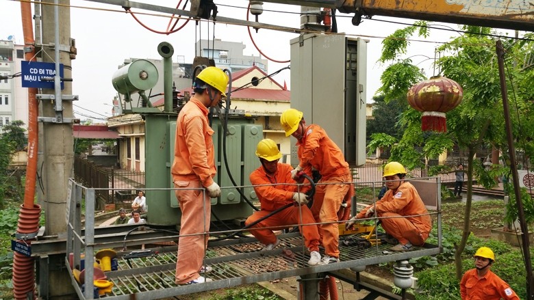 Công nhân Công ty Điện lực Hà Đông (Tổng công ty Điện lực TP Hà Nội) thi công lắp đặt trạm biến áp chống quá tải mùa nắng nóng.