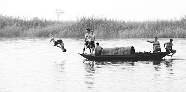 Trẻ em tắm ở sông Hồng, đoạn chảy qua xã Liên Hà, huyện Đan Phượng (Hà Nội).