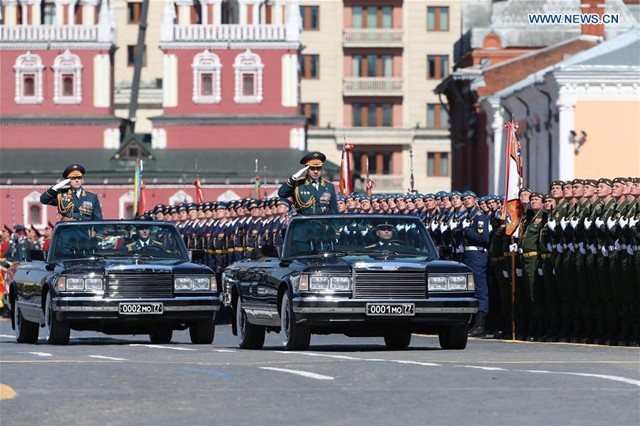 Bộ trưởng Quốc phòng Nga X.Sôi-gu duyệt các đơn vị tham dự Lễ duyệt binh trên Quảng trường Đỏ.Ảnh TÂN HOA XÃ. 