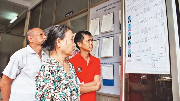 Cử tri phường Nguyễn Cư Trinh, quận 1 tìm hiểu tiểu sử các ứng cử viên đại biểu Quốc hội khóa XIV và đại biểu HĐND các cấp nhiệm kỳ 2016 - 2021.