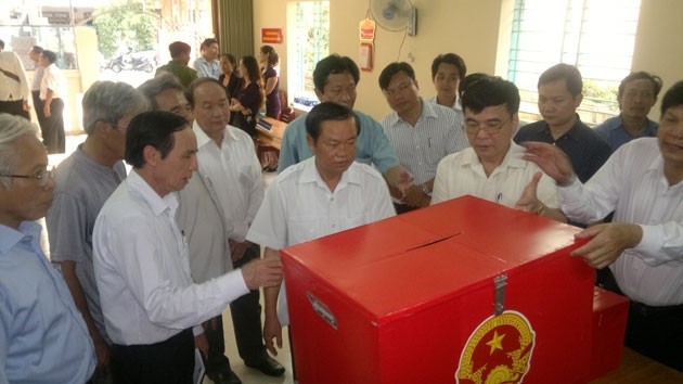 Phó Chủ tịch Quốc hội Đỗ Bá Tỵ cùng đoàn công tác kiểm tra công tác chuẩn bị bầu cử tại khu vực bỏ phiếu số 5, phường 7.