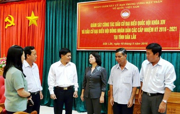 Phó Chủ tịch Ủy ban Trung ương MTTQ Việt Nam Bùi Thị Thanh giám sát công tác bầu cử tại Đác Lắc