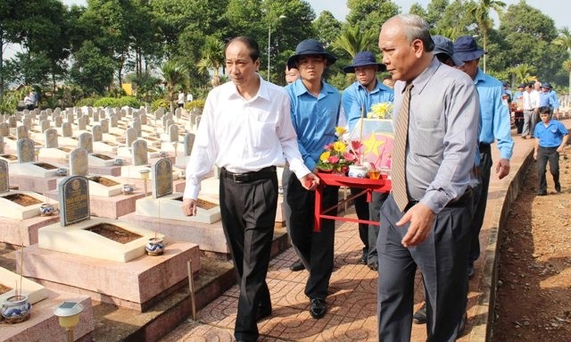 Các đồng chí lãnh đạo tỉnh Đác Lắc an táng hài cốt các liệt sĩ quân tình nguyện và chuyên gia tại Nghĩa trang liệt sĩ tỉnh Đác Lắc.