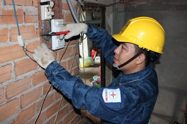 Đoàn viên ngành điện đang sửa điện cho người dân tại ấp Bình Lợi, xã Bình Khánh, Cần Giờ