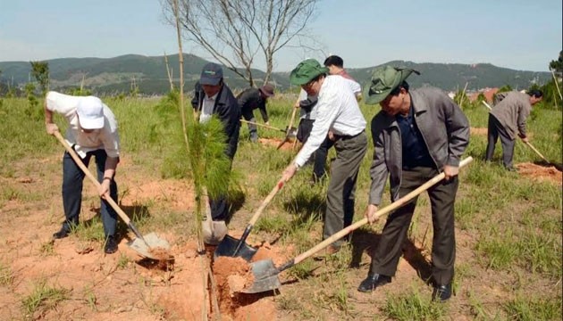 Lãnh đạo tỉnh Lâm Đồng và người dân tham gia lễ phát động trồng rừng.