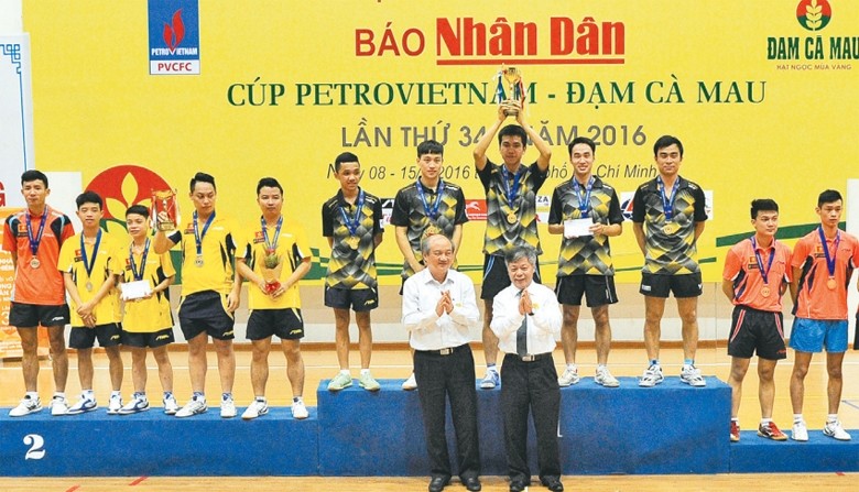 Phó Tổng Biên tập Báo Nhân Dân Phan Huy Hiền (hàng đầu, bên phải) và Tổng Cục trưởng Thể dục - Thể thao Vương Bích Thắng trao huy chương và cúp cho các đội đoạt giải ở nội dung đồng đội nam. Ảnh: DUY 