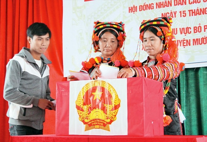 Cử tri xã Tá Bạ, huyện Mường Tè (Lai Châu) bỏ phiếu bầu cử. Ảnh: TRẦN TUẤN