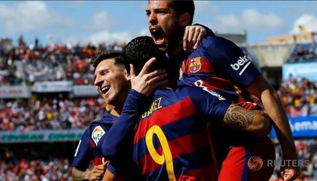 Luis Suarez (số 9) ăn mừng bàn thắng với đồng đội Lionel Messi và Jordi Alba. (Ảnh: Reuters)