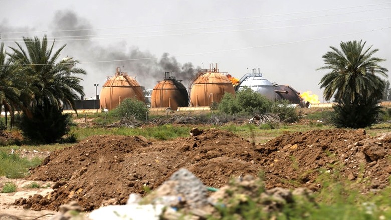 Nhà máy khí đốt ở ngoại ô thủ đô Bát-đa, I-rắc, bị IS đánh bom. Ảnh ROI-TƠ