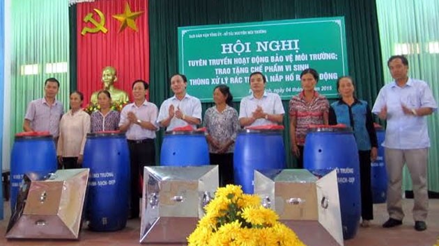 Ban Dân vận tỉnh Hưng Yên trao tặng thùng xử lý rác sinh hoạt cho nông dân xã Đức Hợp, huyện Kim Động (Hưng Yên).