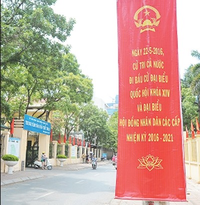 Băng-rôn tuyên truyền bầu cử Quốc hội và HĐND các cấp được trang trí trên tuyến phố Tô Hiệu, quận Cầu Giấy (Hà Nội).