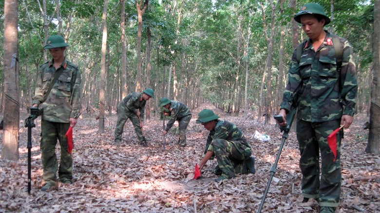 Cán bộ, chiến sĩ Đội dò tìm số 2, Lữ đoàn Công binh 550 (Quân đoàn 4) dò tìm bom mìn, vật nổ phục vụ mở rộng khu công nghiệp Bàu Bàng (Bình Dương).