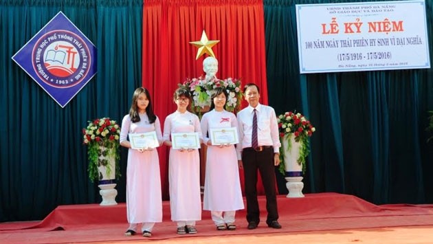  Thầy Nguyễn Hữu Dũng,  Hiệu trưởng Trường THPT Thái Phiên trao phần thưởng cho ba học sinh có bài viết xuất sắc trong cuộc thi Viết cảm nhận về sự hy sinh của cụ Thái Phiên.