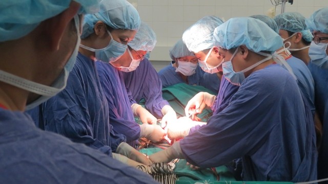 Một ca ghép tạng tại Bệnh viện Hữu nghị Việt Đức, Hà Nội.Ảnh: HOÀNG LONG