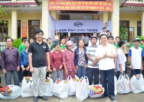 Trao quà hỗ trợ ngư dân bị ảnh hưởng do hiện tượng cá chết bất thường ở xã Triệu An, huyện Triệu Phong (Quảng Trị).