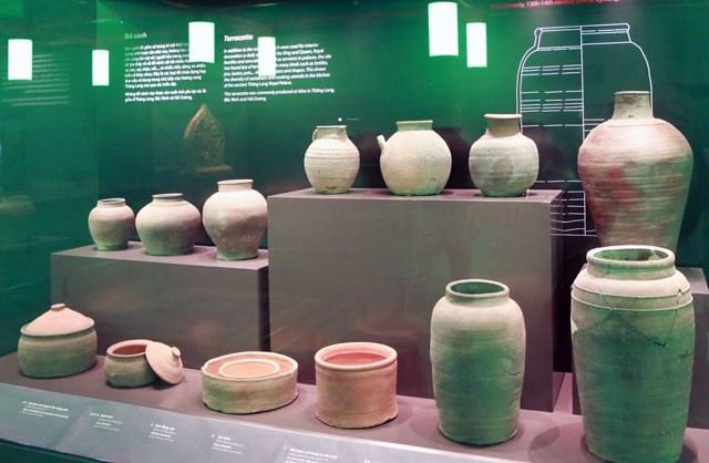 Những hiện vật bằng sành được trưng bày tại Những khám phá khảo cổ học dưới lòng đất Nhà Quốc hội.