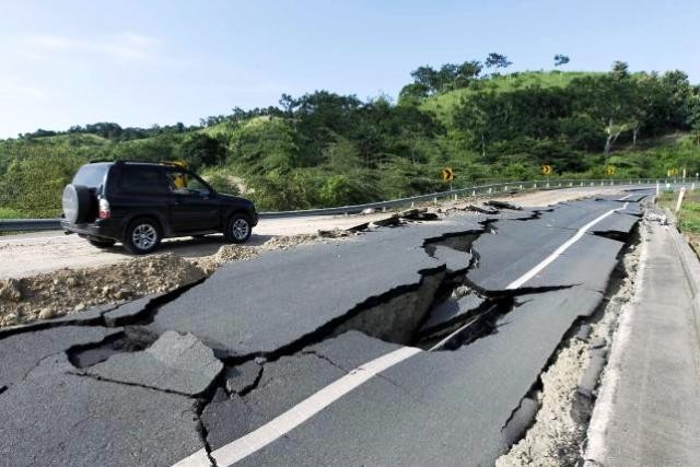 Một con đường sau trận động đất ngày 18-4 tại Ecuador. (Ảnh: Reuters)