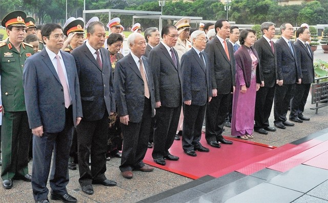 Các đồng chí lãnh đạo Đảng, Nhà nước, MTTQ vào Lăng viếng Chủ tịch Hồ Chí Minh. Ảnh: DUY LINH