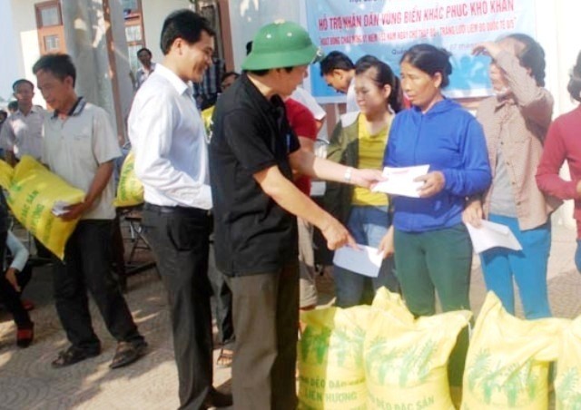 Trao quà hỗ trợ cho ngư dân vùng ven biển Quảng Bình.