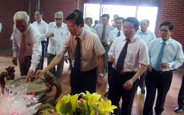Các đồng chí lãnh đạo tỉnh Phú Yên dâng hương kỷ niệm Ngày sinh Chủ tịch Hồ Chí Minh.