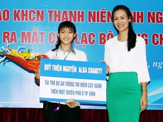 Hoa hậu Trần Bảo Ngọc trao giải dự án trồng 10 nghìn cây xanh tại Nghệ An.