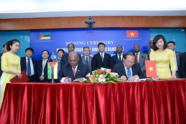 Bộ trưởng TT&TT Việt Nam và Bộ trưởng Giao thông và Truyền thông Mozambique ký biên bản hợp tác.